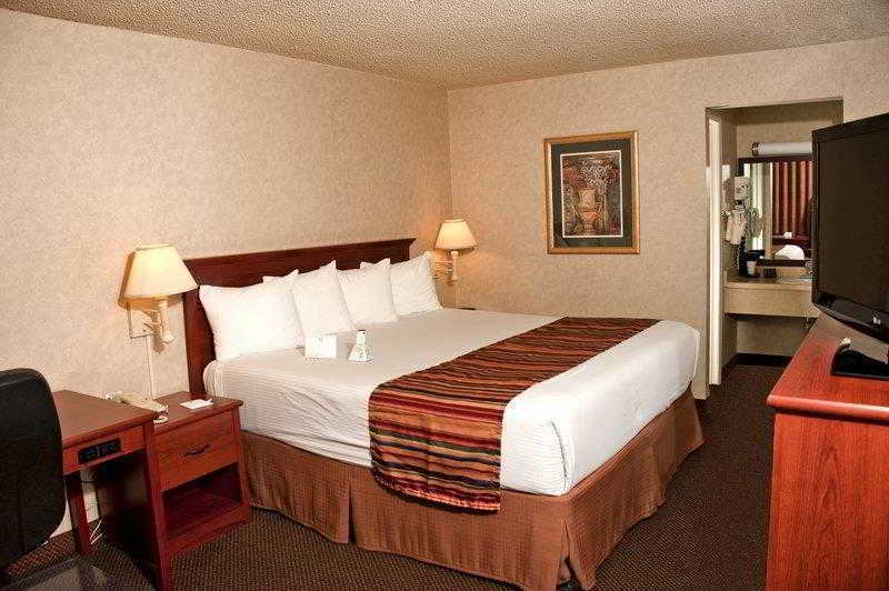 Best Western Sherwood Inn Clarksville Room photo