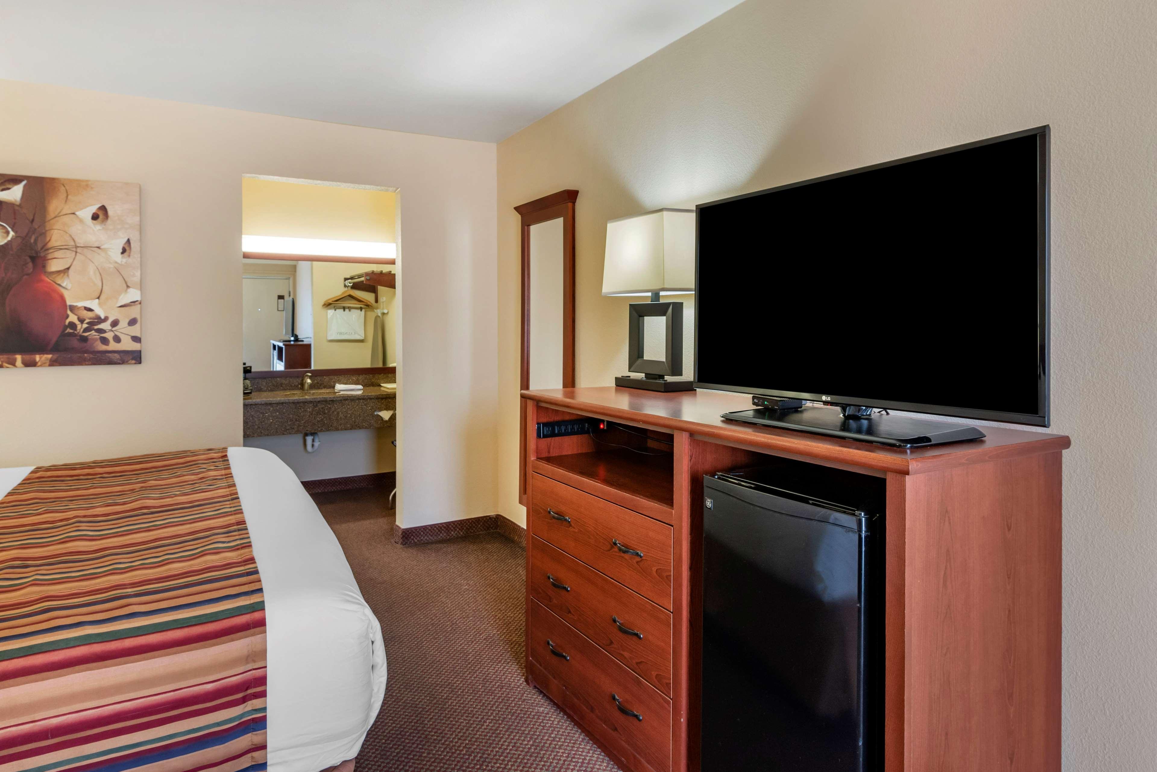 Best Western Sherwood Inn Clarksville Exterior photo
