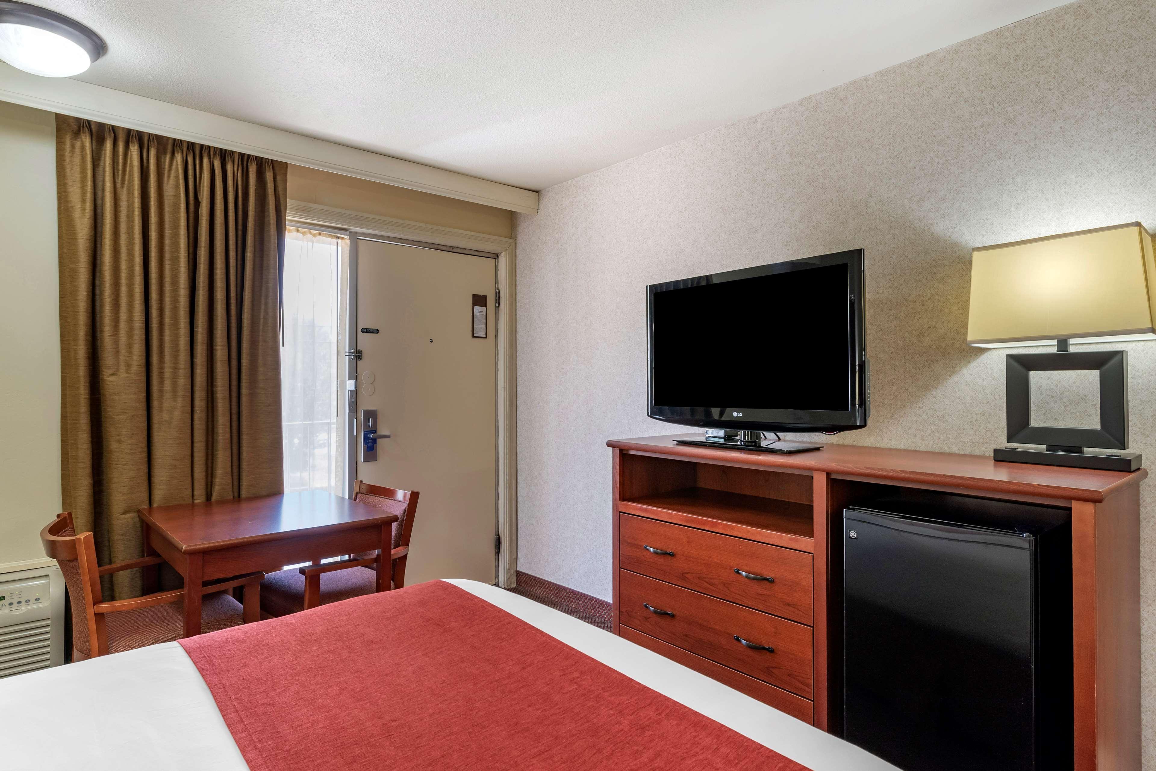 Best Western Sherwood Inn Clarksville Exterior photo